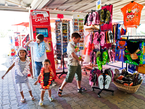 Des produits spécial été et vacances sont en vente dans l'épicerie